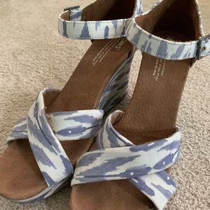 Tom’s Blue and White Patterned Wedges